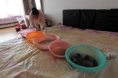 甘德楼上漏水，住户失联，小区没物管，业主维权难！律师来支招……